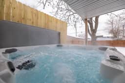 Centrally Located-Fire Pit- Hot Tub-Fenced Yard