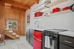 Guest Suite-Hot Tub-Close to Town