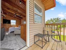 Guest Suite-Hot Tub-Close to Town
