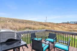 Hill's View Retreat on the Edge of the Prairie