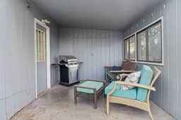 Pet Friendly- Large Fenced Backyard- Covered Patio