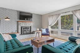 Roomy 5-Bed 3-Bath-Fire Place- Large Outdoor Space