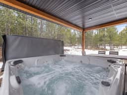 The Northern Peaks Retreat! Hot Tub! Views!