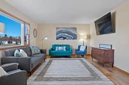 Unique 4-Season Porch 6 Queen Beds- HUGE Space