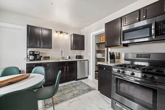 Centrally Located-Fire Pit- Hot Tub-Fenced Yard