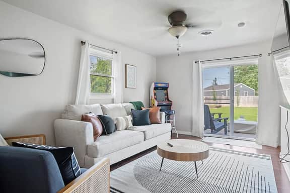 Charming Home- Pet-Friendly- LG Fenced Backyard