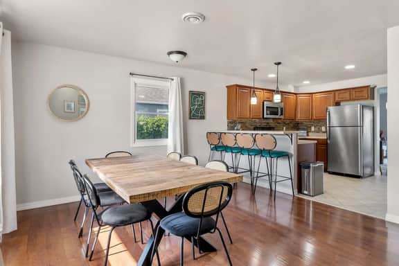 Charming Home- Pet-Friendly- LG Fenced Backyard