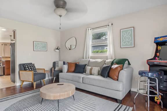 Charming Home- Pet-Friendly- LG Fenced Backyard