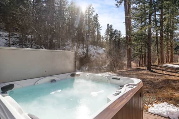 Grizzly Bear Creek- Mt Rushmore Views- w/ Hot tub