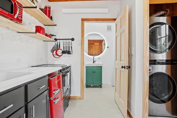 Guest Suite-Hot Tub-Close to Town