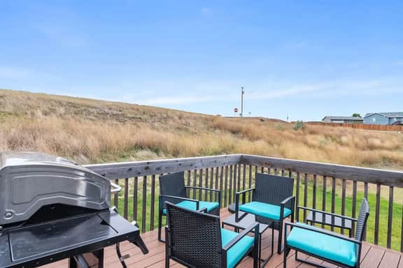Hill's View Retreat on the Edge of the Prairie