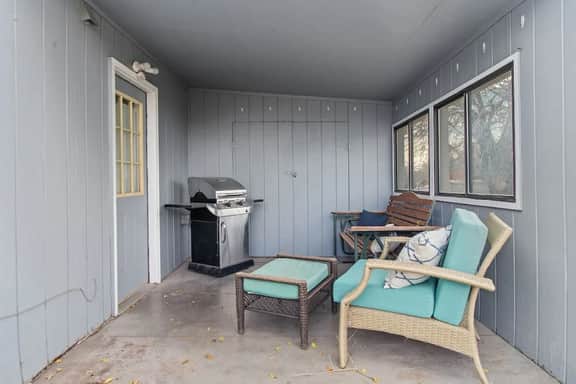 Pet Friendly- Large Fenced Backyard- Covered Patio