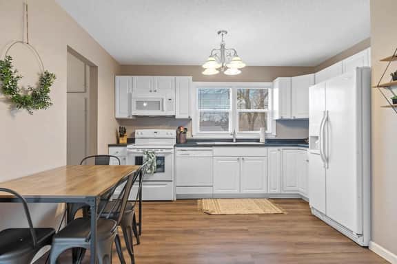 Pet Friendly- Large Fenced Backyard- Covered Patio
