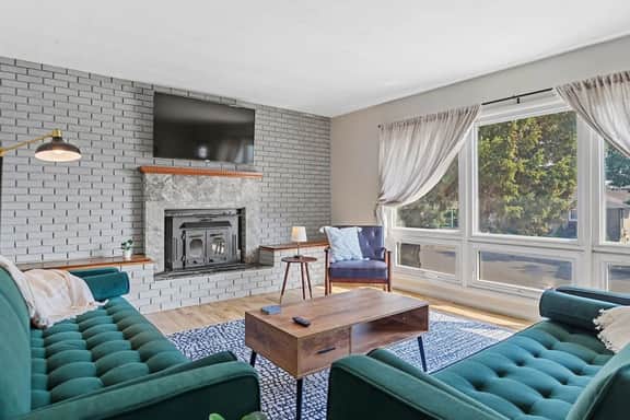 Roomy 5-Bed 3-Bath-Fire Place- Large Outdoor Space