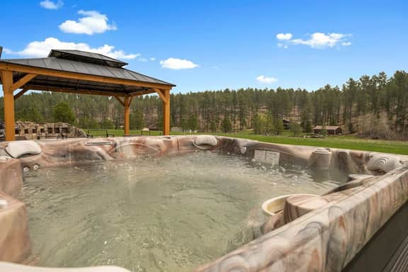 Whitetail · Leighton's Lodge-Hot Tub-Borders National Forest