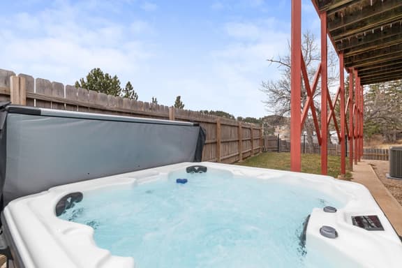 Lead Haven Lodge: Mountain Retreat w/ Hot tub