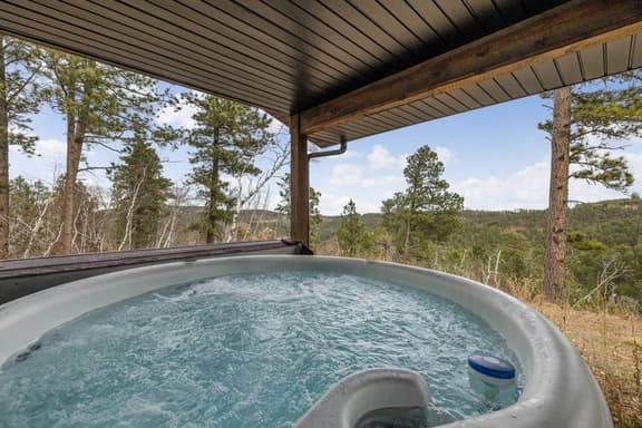 MK Hideaway Mountain Cabin w/ Hot Tub